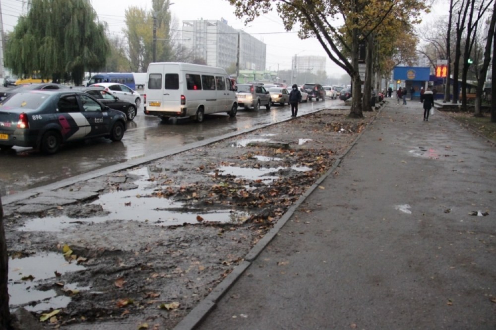 O porțiune de trotuar de pe strada Calea Ieşilor va fi reabilitată